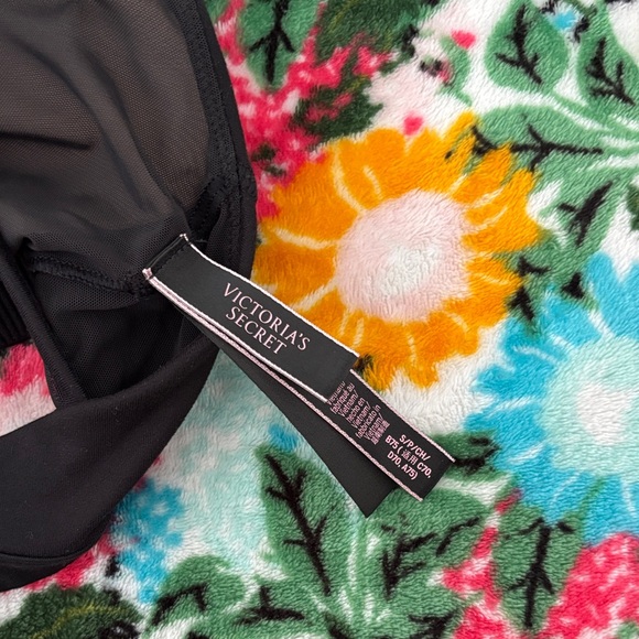 Victoria's Secret Black Strappy Sports Bra - Picture 3 of 3